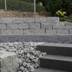 Treppe mit schwarzen Granitblockstufen / Mauer mit Granitquadern